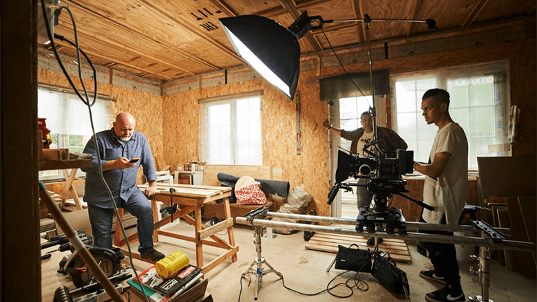 Съёмки внутри деревянного дома, съемочное оборудование